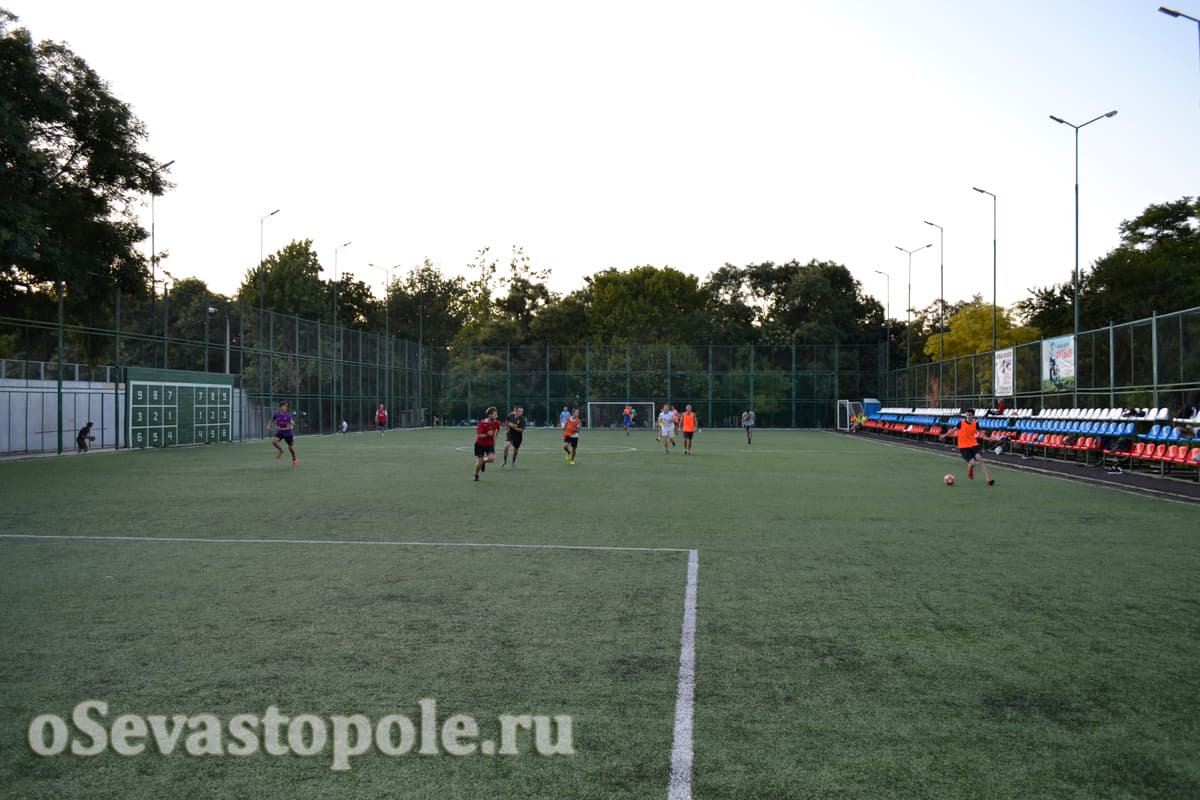 Футбольное поле в Комсомольском парке Севастополя