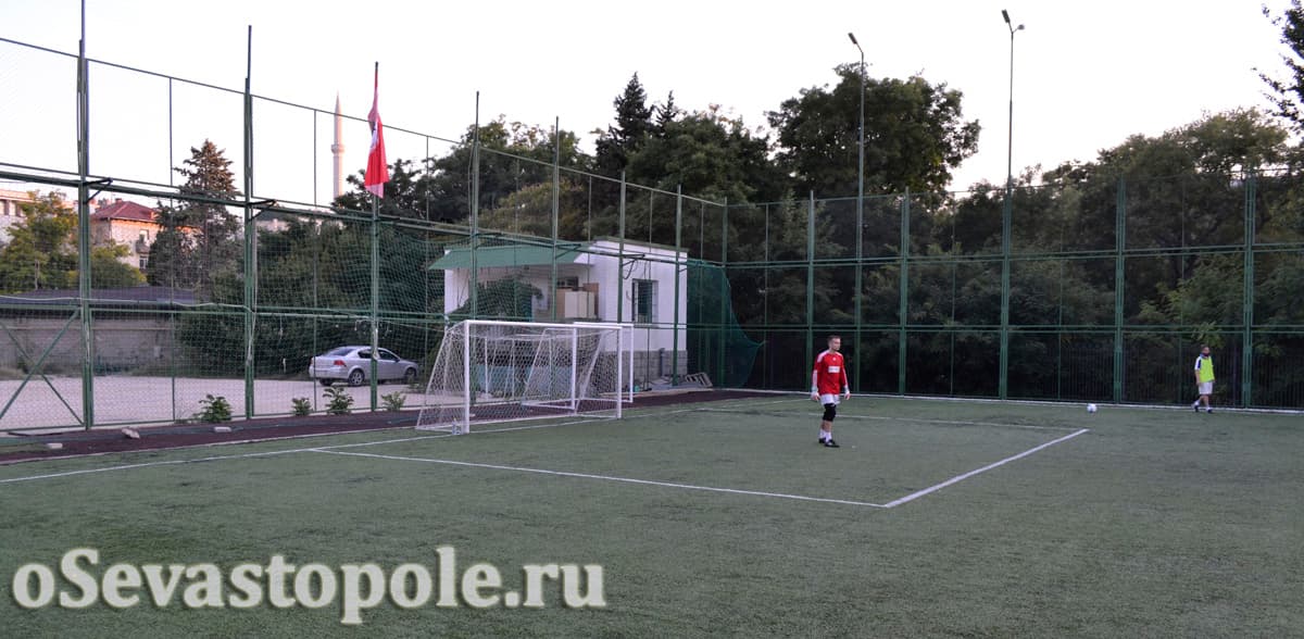 Футбольное поле в Комсомольском парке в Севастополе