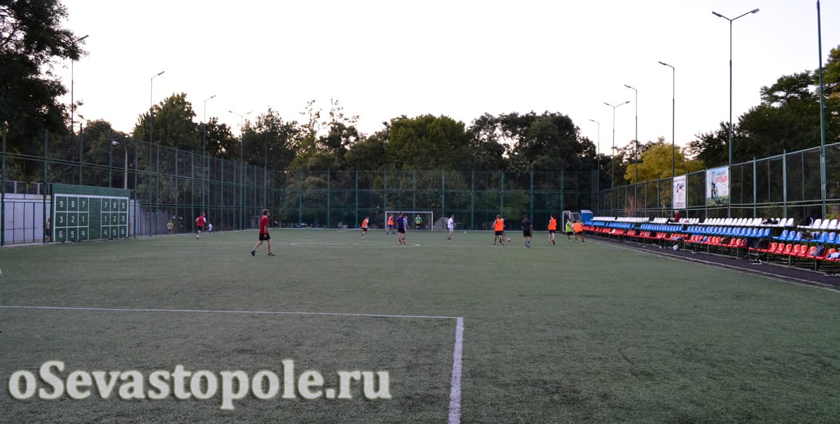 Футбольное поле в Комсомольском парке Севастополь