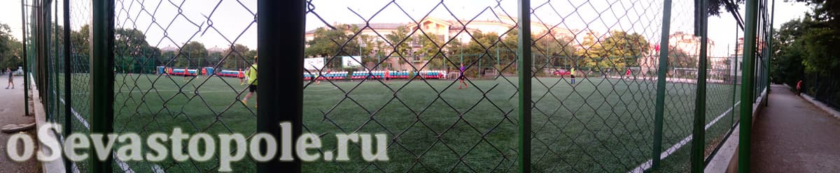 Футбольное поле в Комсомольском парке Севастополя после реконструкции