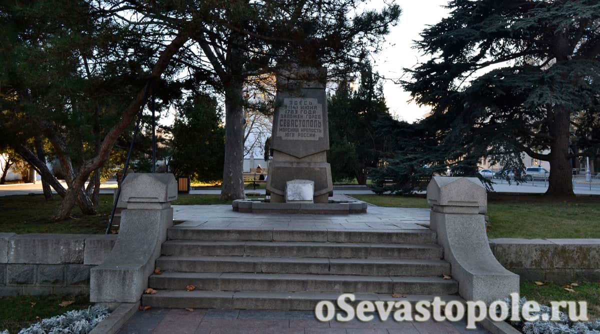 Памятник в честь 200-летия основания города Севастополя