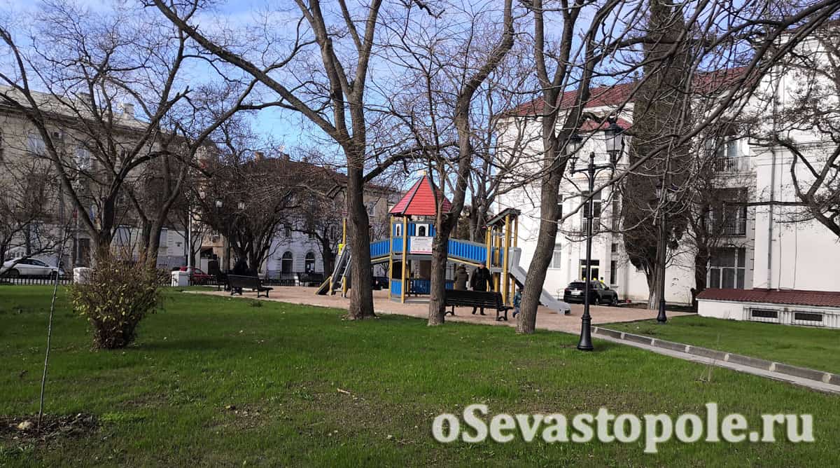 Детская площадка в сквере Ленинского комсомола в Севастополе