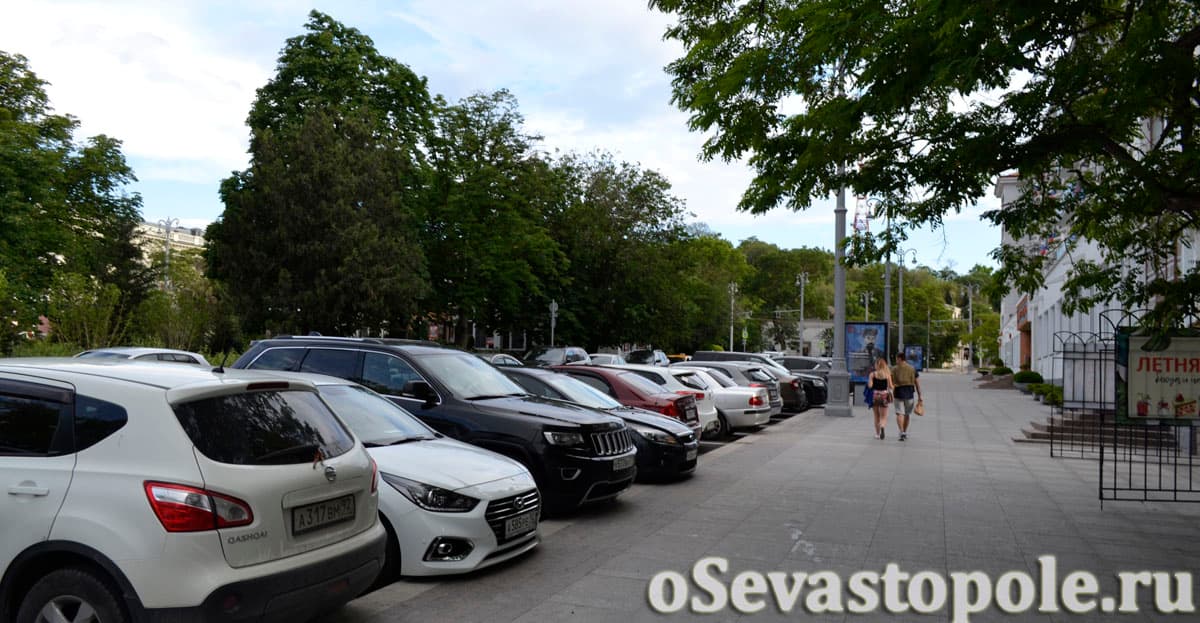 Парковка для автомобилей на площади Ушакова