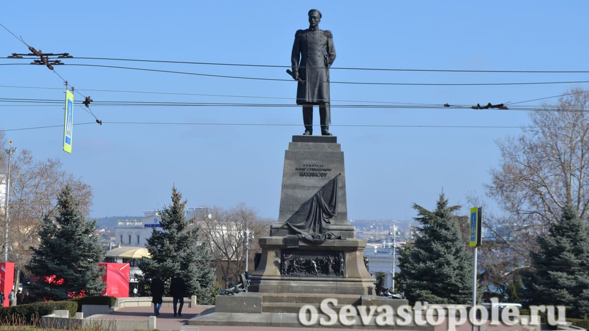 памятник адмиралу Нахимову в Севастополе