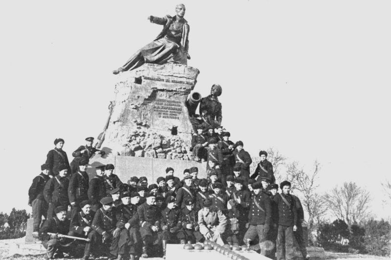Защитники города у памятника Корнилову. 1942 г.